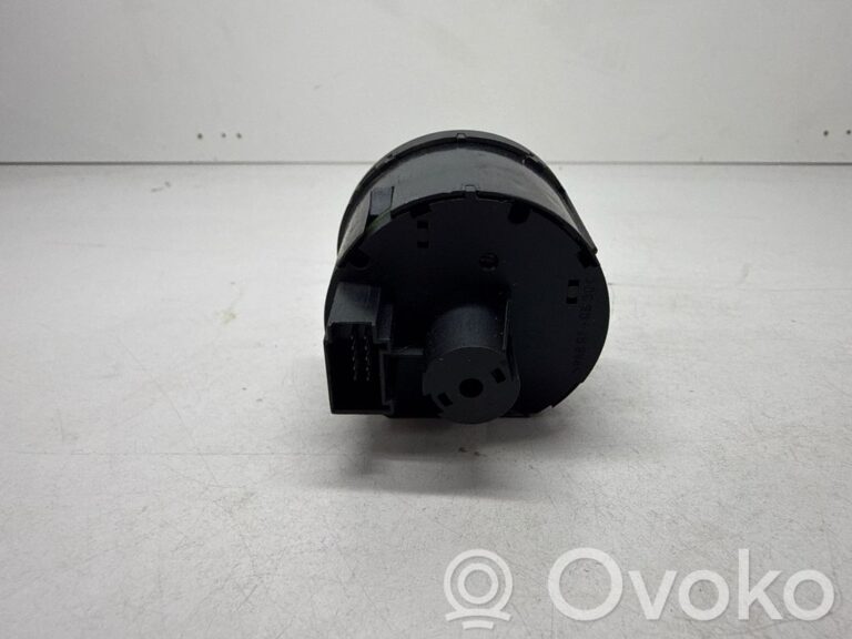 2357ed5ed31226fa5bfe89d6c94592ed-b1f216dea0ba5869994559ed5996d42d_light_switch