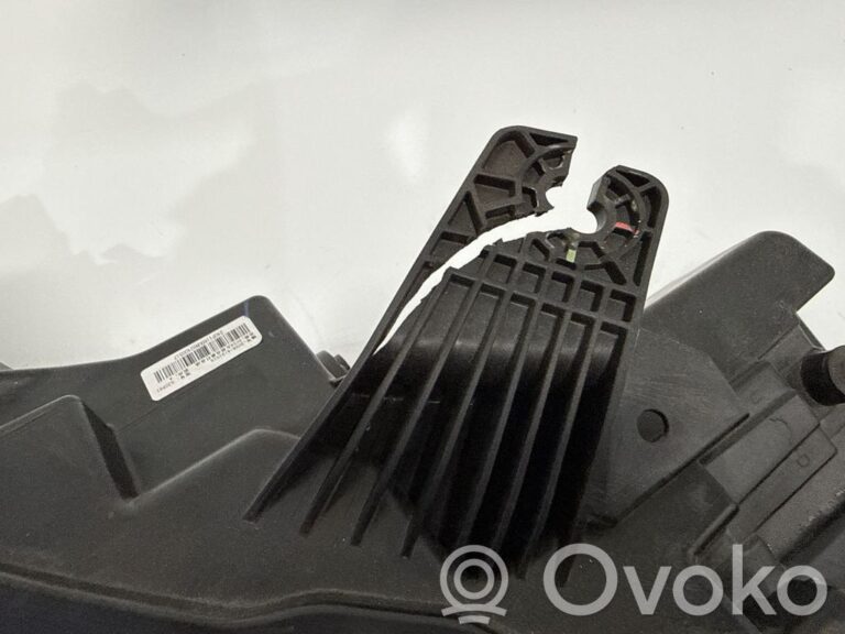 2bc5341409860ee5a8537267dc781ba2-a100f416f35e30452eb948ce0d54b575_headlight_headlamp