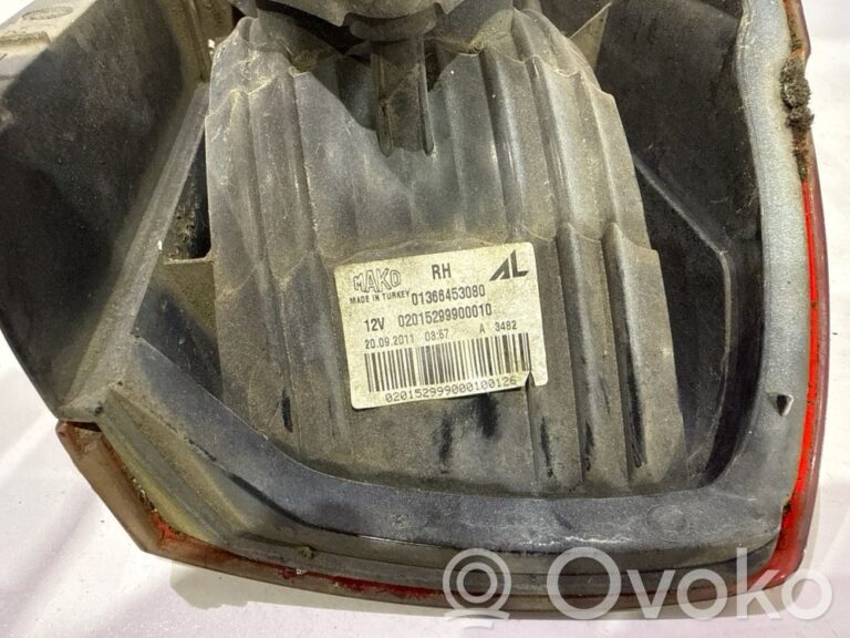 30b63a6e6f8b35f17450ff0f1dce9d4c-279410199f106717fc310d990819f088_rear_tail_lights