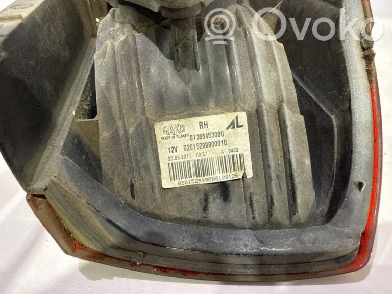 30b63a6e6f8b35f17450ff0f1dce9d4c-279410199f106717fc310d990819f088_rear_tail_lights
