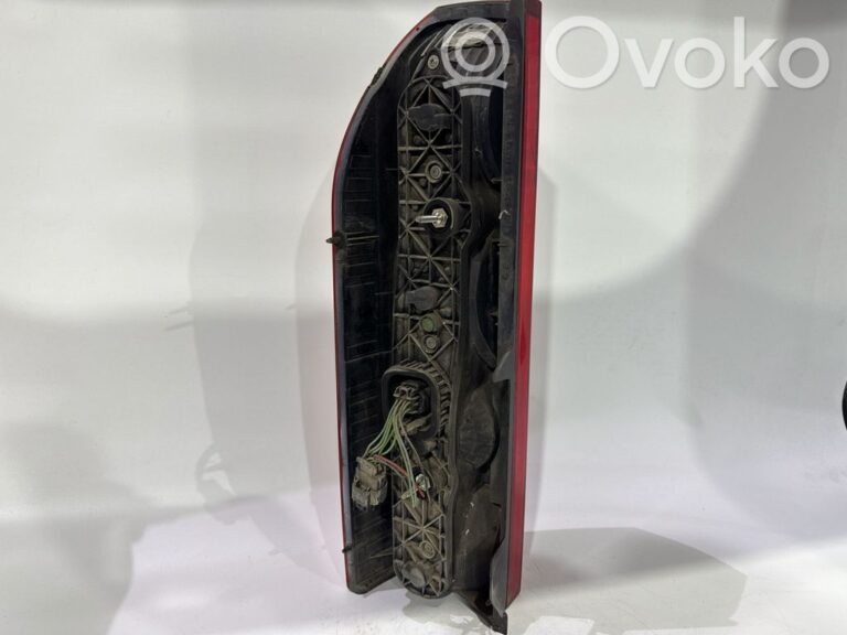 3ae5b1a004aad5a8e2567f2e1b064810-a42c164e671a145813f0e8992f10d32a_rear_tail_lights