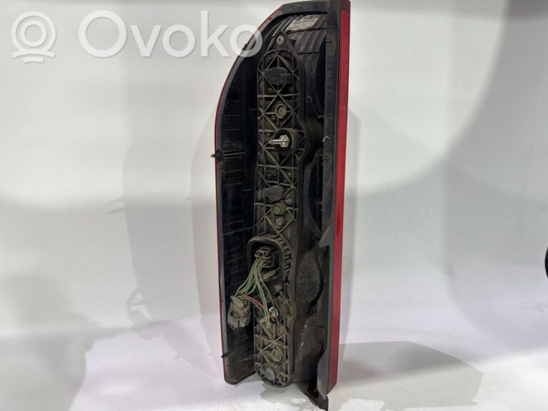 3ae5b1a004aad5a8e2567f2e1b064810-a42c164e671a145813f0e8992f10d32a_rear_tail_lights