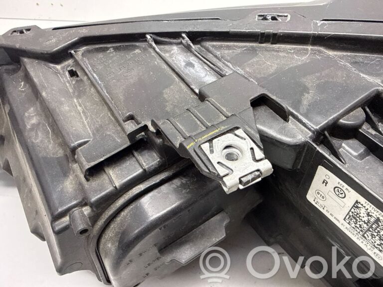 5a1b8d9fe22822bf02a18c90a3a5b4ee-227032eac6784ac262f421a2a8db7cff_headlight_headlamp