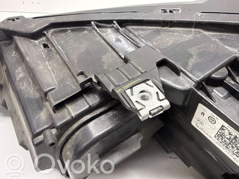 5a1b8d9fe22822bf02a18c90a3a5b4ee-227032eac6784ac262f421a2a8db7cff_headlight_headlamp