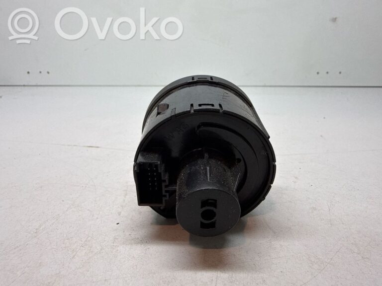 99b9585ada4376f8be1eb96dd1dba22e-674793b9a609ecfcfe4e2a4600db5feb_light_switch