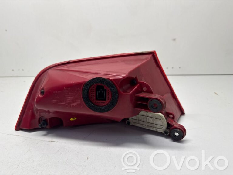 a9ec0b09aabb902a3658eee73e30de4b-7b9aa5daa7e17215c36f161abaacbf4d_rear_tail_lights