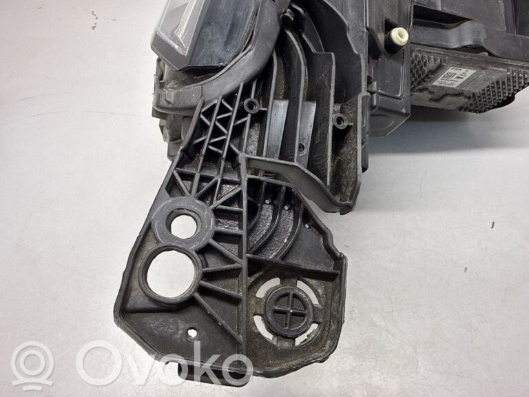 daf9b3c9da885b4968497873fe8604a8-e452242e33453a35f2289f5a35598df5_headlight_headlamp