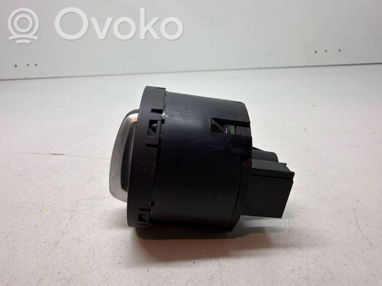 df0cf7fc5c5229e57565a2fed5565faa-02d5f3347b3833f46d578e9c1059bd54_light_switch