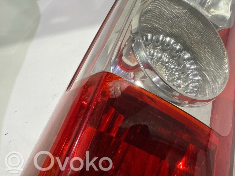 f995f5bc1456a34d3fb3cdc333856794-ca7d24929f49c3ce7361bb10148163c7_rear_tail_lights