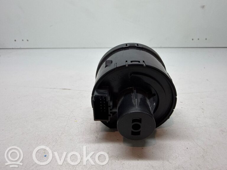 04c0f9b7c7fd14fc290ce3a267ae7061-c6caef085d30b2bd299e1599f0aa2286_light_switch