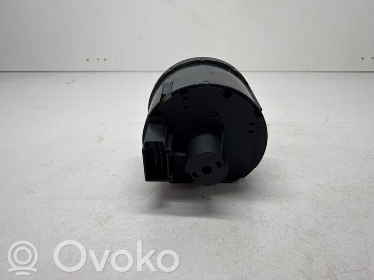 2357ed5ed31226fa5bfe89d6c94592ed-b1f216dea0ba5869994559ed5996d42d_light_switch