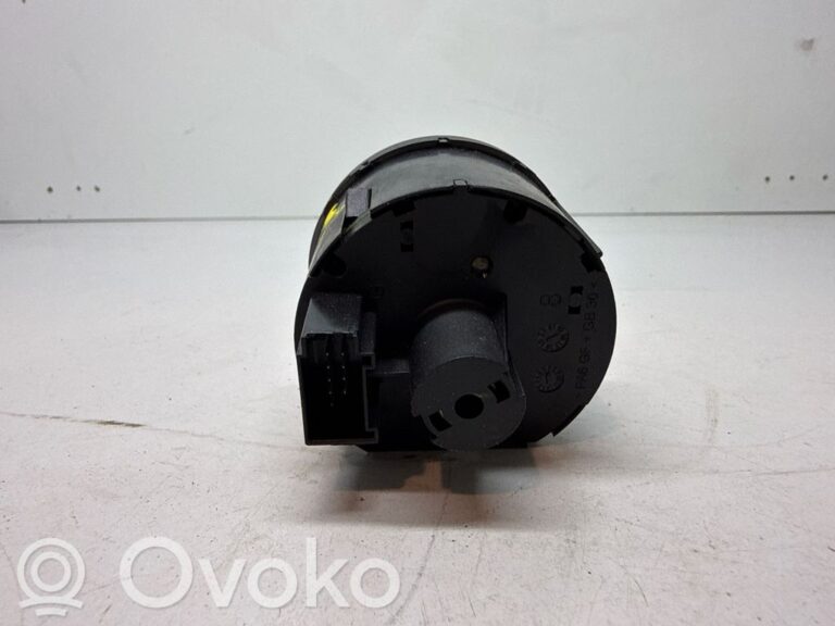 3b087d558f911de56aafb841f2ab0b3e-8dff64277d6400f0a35e3b6804aaec4a_light_switch