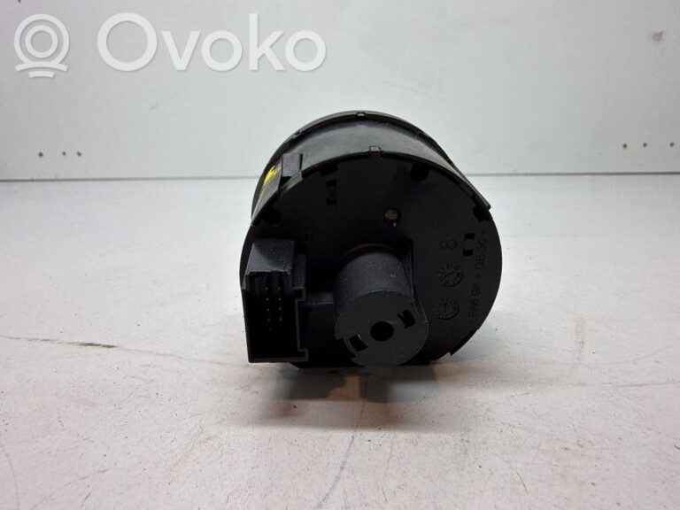 3b087d558f911de56aafb841f2ab0b3e-8dff64277d6400f0a35e3b6804aaec4a_light_switch