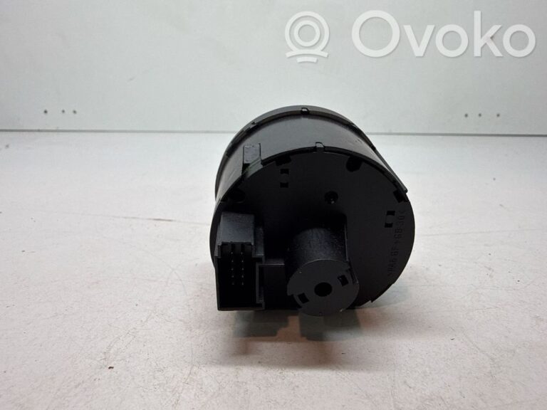 42d35cdd17cd182daf28b46e3e0d5d8c-aeb02ba760d57ec98f21f425e8fb1f55_light_switch