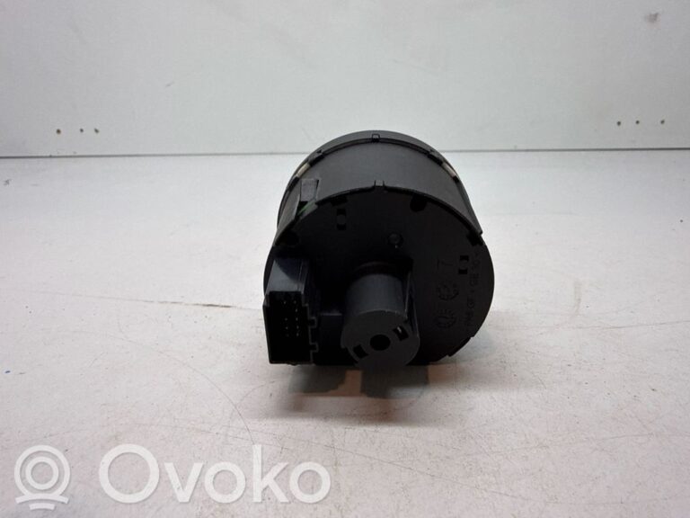 523f930f25f642a50880ea4615773b71-c3d7e7de549b9a0bae7aef73609cf14a_light_switch
