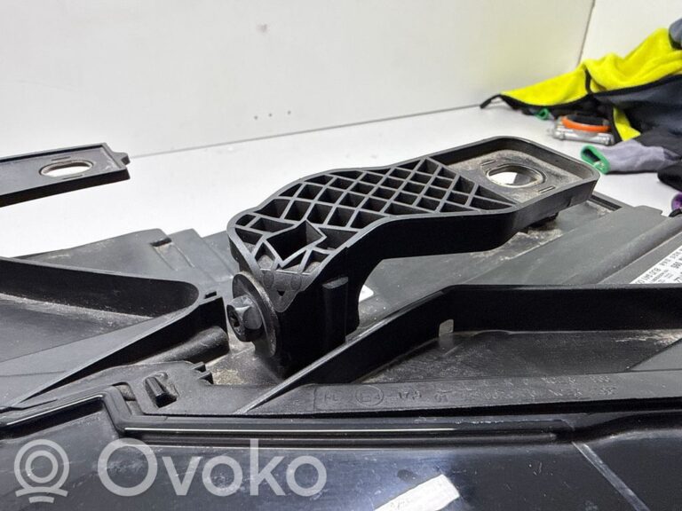 72a5fddf606bb856520eb1317cb8ecc1-3345b71c0c6a5ff5d4724be75f7229ef_headlight_headlamp