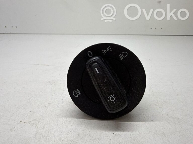 8356e74014333bbcd78c046885860e4e-b263aa98d420d6e85599f2fca71c6b16_light_switch