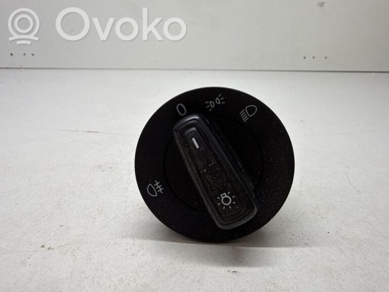 8356e74014333bbcd78c046885860e4e-b263aa98d420d6e85599f2fca71c6b16_light_switch