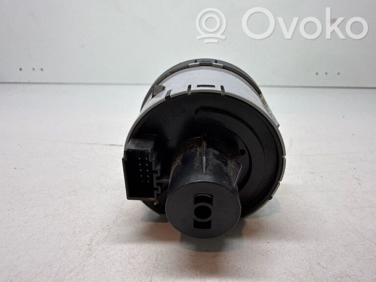 8a63e855d6eb9d6773d2ffc361f6b9b8-70a11ab65979f191b3c934d41cec20d5_light_switch