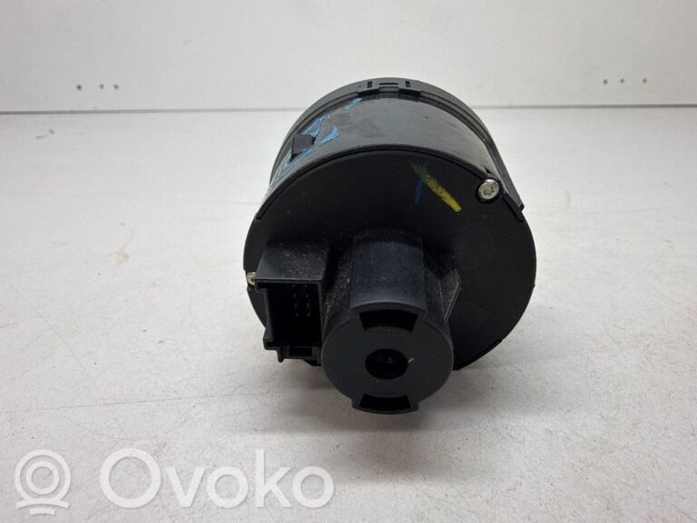 9128c1c5b532ca42164cf5c9e3be459d-02889cd7e57b3cc60a6eb42229493362_light_switch