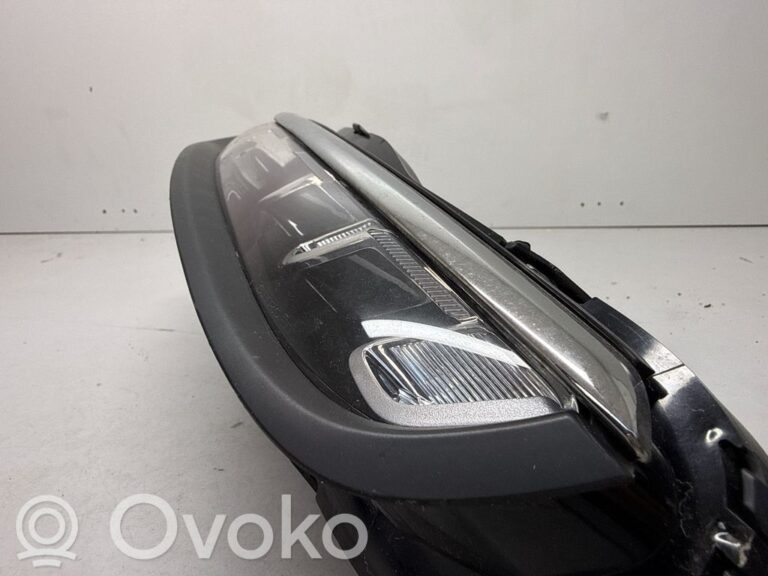 aee65d5a84f6c56e57956e629f9ec938-ba1fb95287566ead515e488520f6d9d5_rear_tail_lights