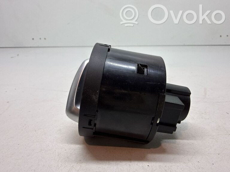 cae9500fff0324d2258f7cb9b3707152-8aa31d246f2691ca0f0aa5672af84d05_light_switch