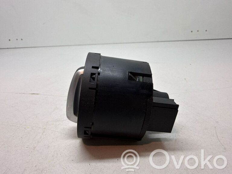 df0cf7fc5c5229e57565a2fed5565faa-02d5f3347b3833f46d578e9c1059bd54_light_switch