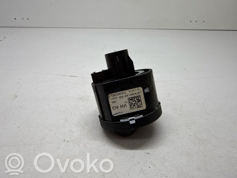 f5476cc5c438d13da89630db9f4cc4ed-15076c556c102fb52fd164170390a4ee_light_switch