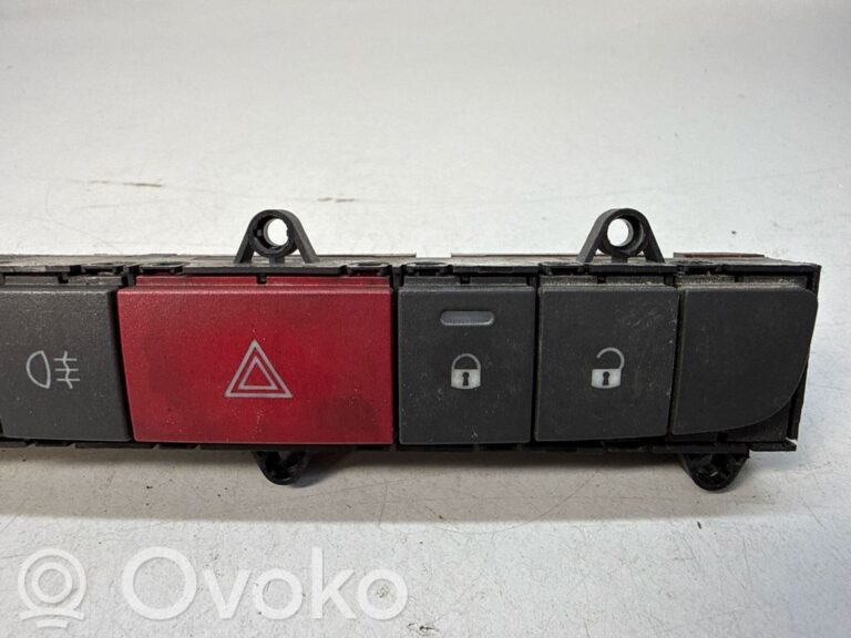 8bc34d8545c700cfd4bc46894f9bb760-66517f9c64d43857ac7eb6d282241da5_hazard_light_switch