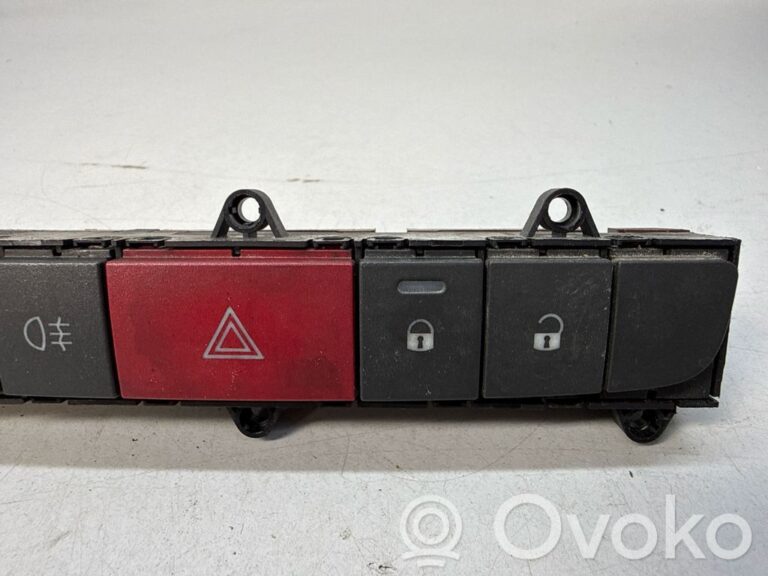 8bc34d8545c700cfd4bc46894f9bb760-66517f9c64d43857ac7eb6d282241da5_hazard_light_switch