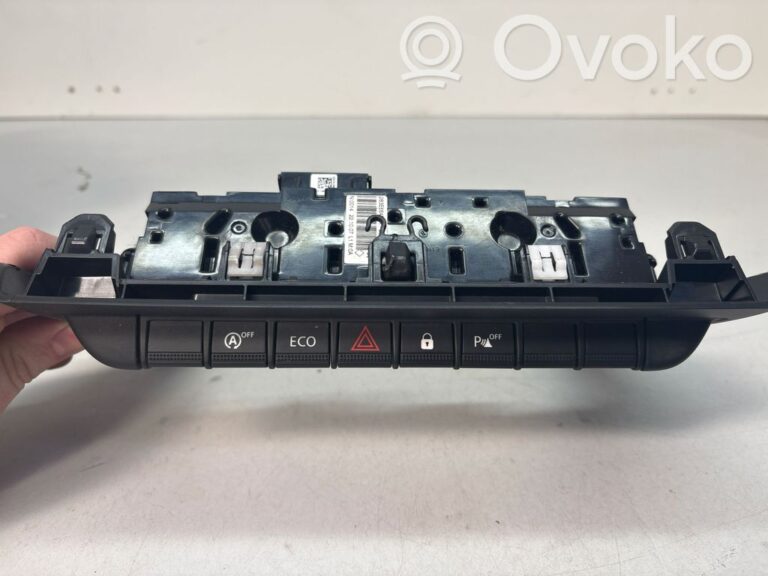 cb5c89bcd98dae3c8b31bed5cb4e77a6-3c10ecab02477f72231fef6eccefac8f_hazard_light_switch