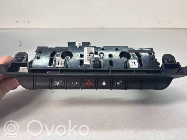 cb5c89bcd98dae3c8b31bed5cb4e77a6-3c10ecab02477f72231fef6eccefac8f_hazard_light_switch