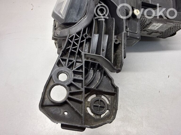 daf9b3c9da885b4968497873fe8604a8-e452242e33453a35f2289f5a35598df5_headlight_headlamp