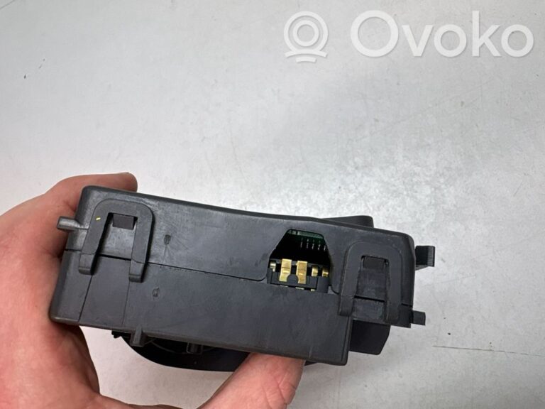 e4c8c4c52a4edbc161f8693027ec1c59-84ff37d4051f4b99bd98452fd08894df_wiper_control_stalk