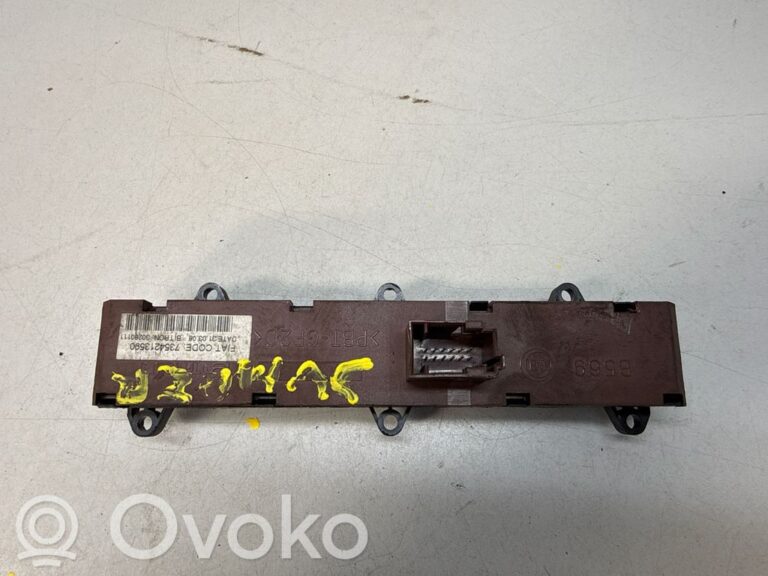 ff74c454aaff9c9769fd2387f254456a-e2ab22b164c17b91774a88224c73c62f_hazard_light_switch