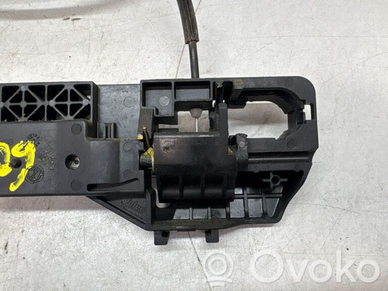 0703cebf72ccb48a42fee7855b1b8991-59556ba57440596b9518aafe466f0c37_front_door_exterior_handle