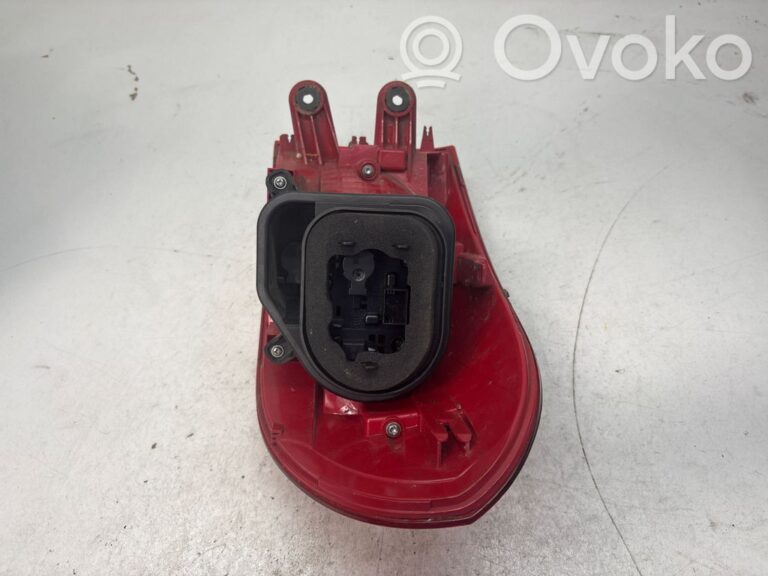 0cffddd0477c7f83f8f1ab84d222160d-dfe94c2c1c6bf178ec2253cb96257e6a_rear_tail_lights