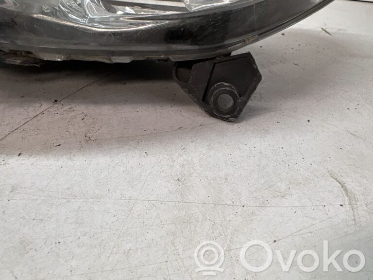 0e15f2aa82ac12b54307f820087ab74e-95f9d8c706805de08de890d184546683_headlight_headlamp