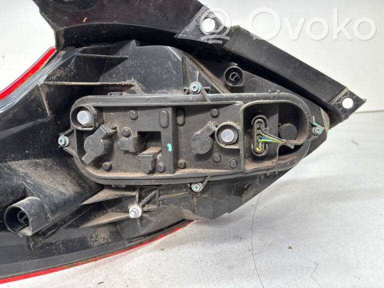 0ec8fb6cf858ab31d7a77b1268a1a376-b03448548845177c266b27e976b9e58e_rear_tail_lights