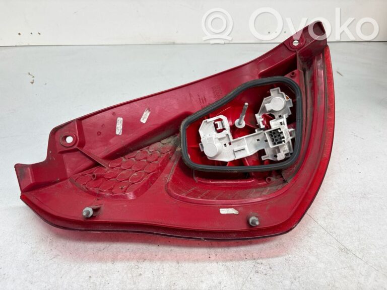 1e037dba9b5683fe4c098b57a38e8526-1a63727282aa0cf96f267556e0a14c98_rear_tail_lights