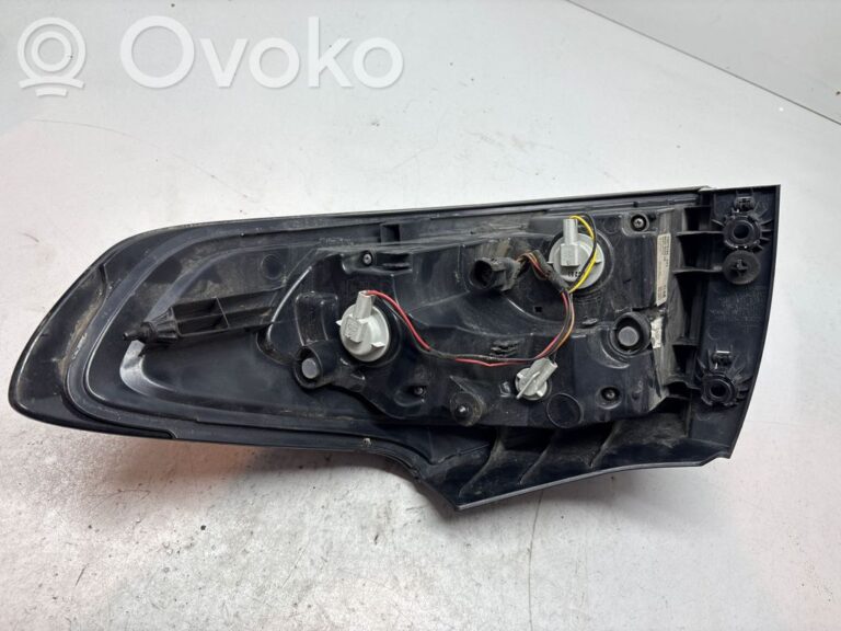 1f45c1589fc2a09e5dd4a9008ea532cf-9ce09ff4a8c04171d08012c97a97fd14_rear_tail_lights