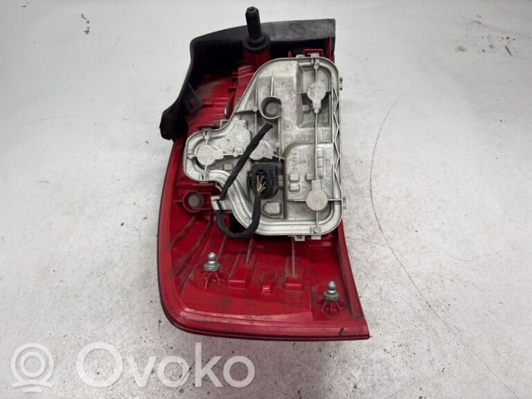 225416559f3520de64cb4fda2feca1fe-df1f232cd1db033259230fe036c0fd7a_rear_tail_lights