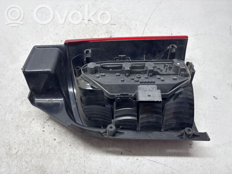 23e2c70b7283136c64a20d84aebfe069-67958b4df39054bd8189e85cd96f53de_rear_tail_lights
