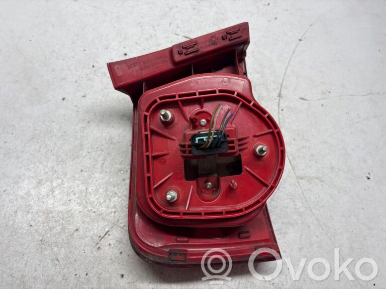 28b7917915f1483bfaed65de06b86b21-5c5939a78f86d4981340d8c4807e2855_rear_tail_lights