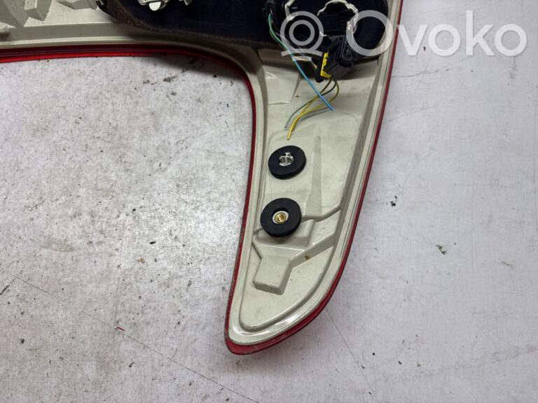 2fb5002b8b396e0eda7cedff9ca3f83c-d403e7ce3b6bf137ea46bd0fae40f0ff_rear_tail_lights