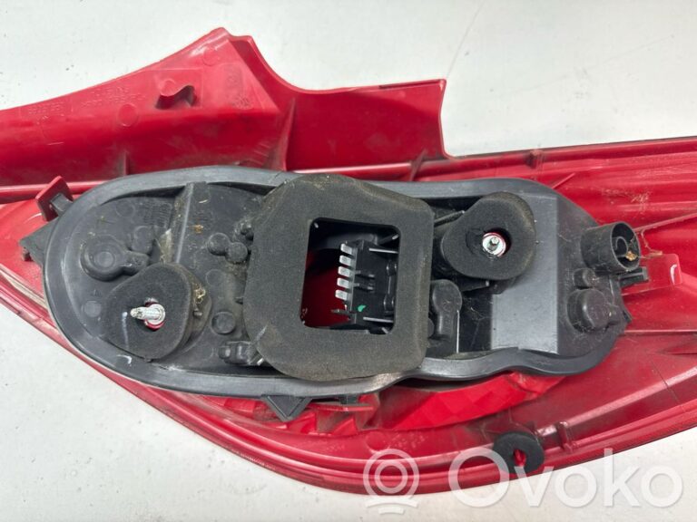 3059b64541b7942e8ad95f6ddfbbd9d0-efc3409a00af956bf98fd41357ef4e16_rear_tail_lights