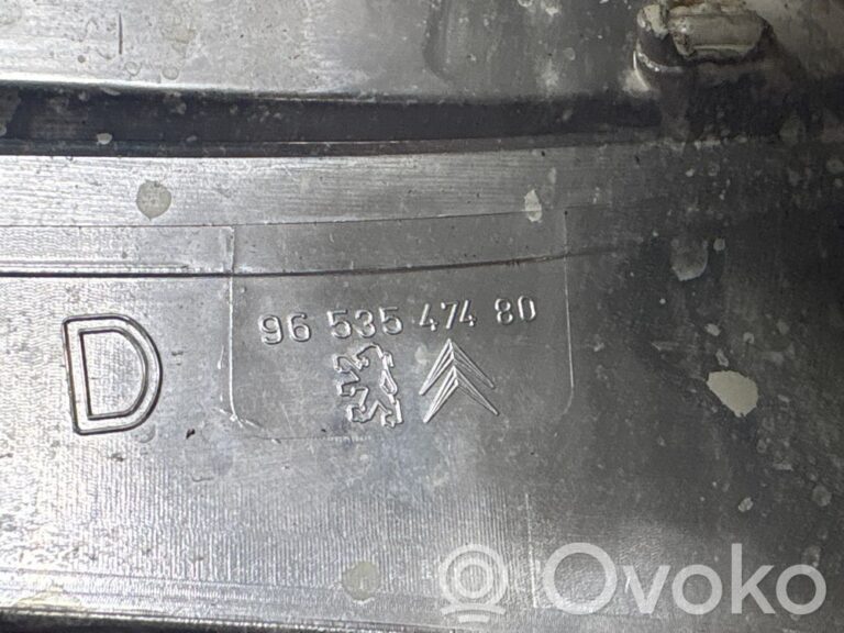 3350a04400fb6e42b9a03ec5ace49229-eefded07e424874a2fbe8e1c105e7143_rear_tail_lights