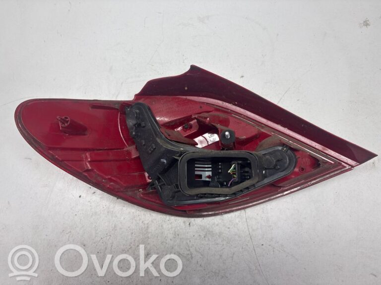 3779cd947a1e3362db54c0fc6335c685-f5f6ff684d57e32ea92ebc13c408612e_rear_tail_lights