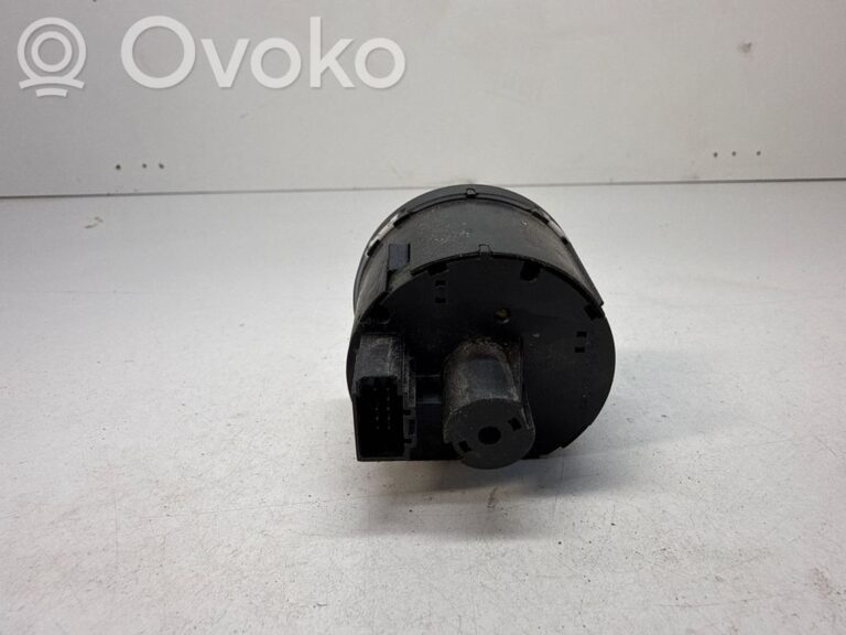 37b8fa1206d0f326640ce6138c483245-18d6b7c4a9d5d40ae6fca10994485de7_light_switch