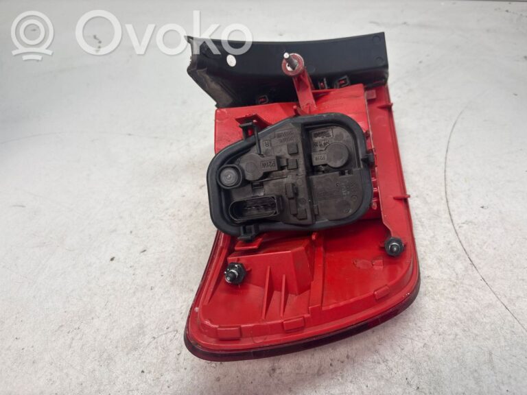 3c33bec6801f6f6e818abfecd13d70c1-c6950a23c94b2a3bd836514d960e92e3_rear_tail_lights
